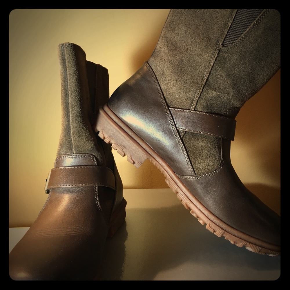 BOGS COMPLETELY WATERPROOF RAINBOOTS SIZE 6